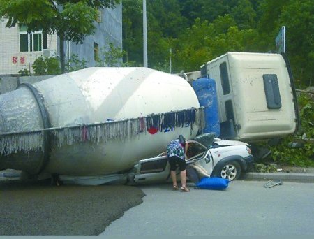 水泥罐車側(cè)翻事故深度解析，私家車被壓扁背后的真相